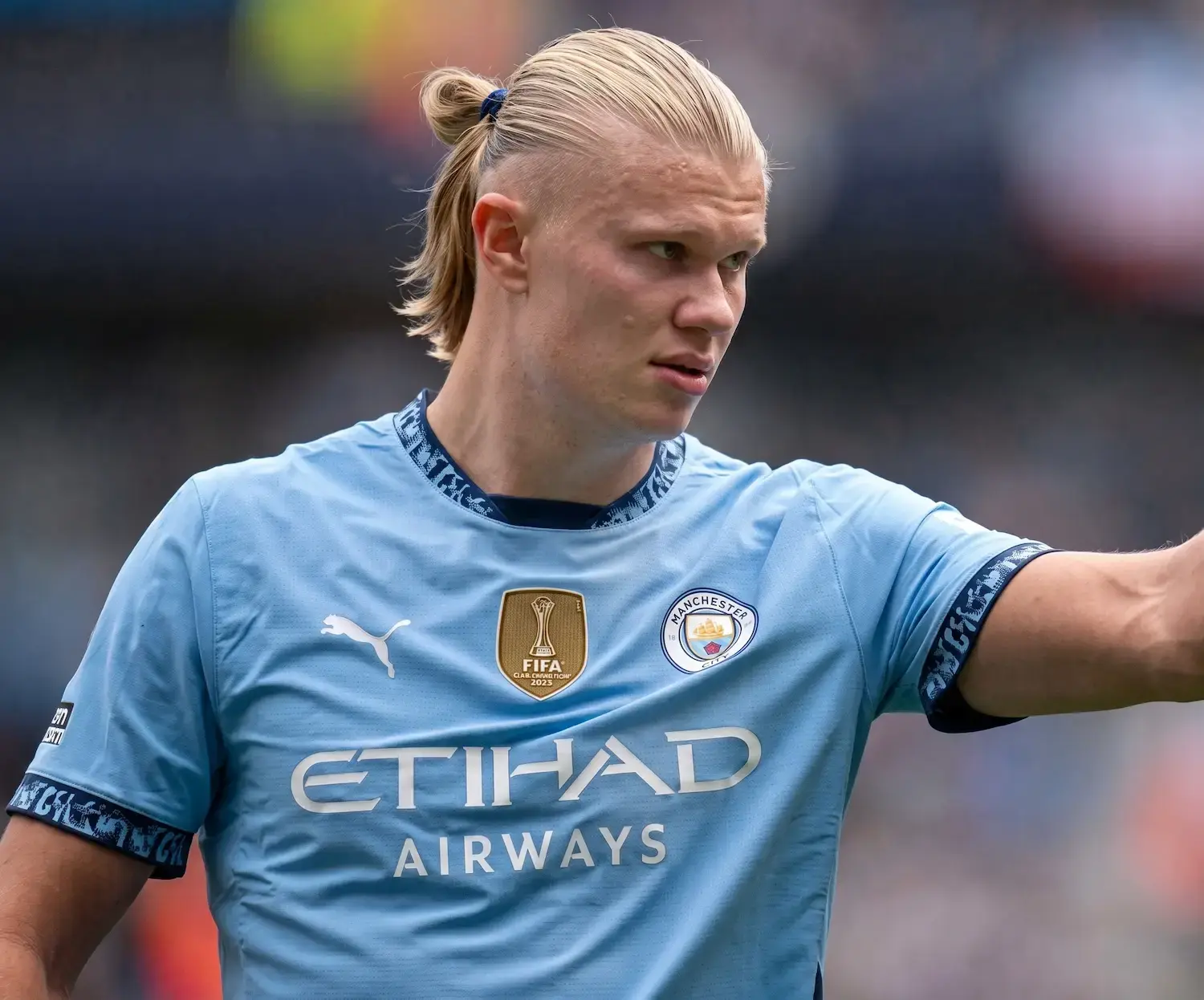 Kalabalıkta Seçici Renkli Sinematik Sokak Portresi Promptu - orijinal fotoğraf (efekt öncesi)